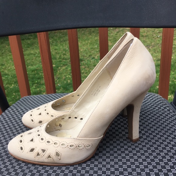 Colin Stuart Cream Heels with Cutouts - Picture 3 of 6